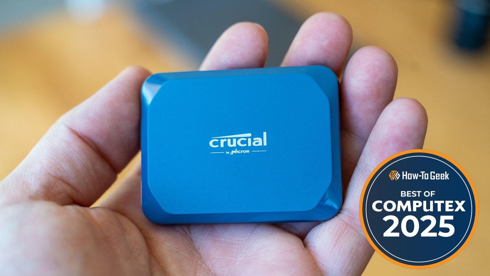 Le SSD portable X10 crucial dans une main.