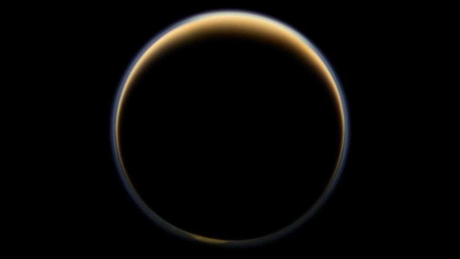 Cassini regarde vers le côté nocturne de Titan.