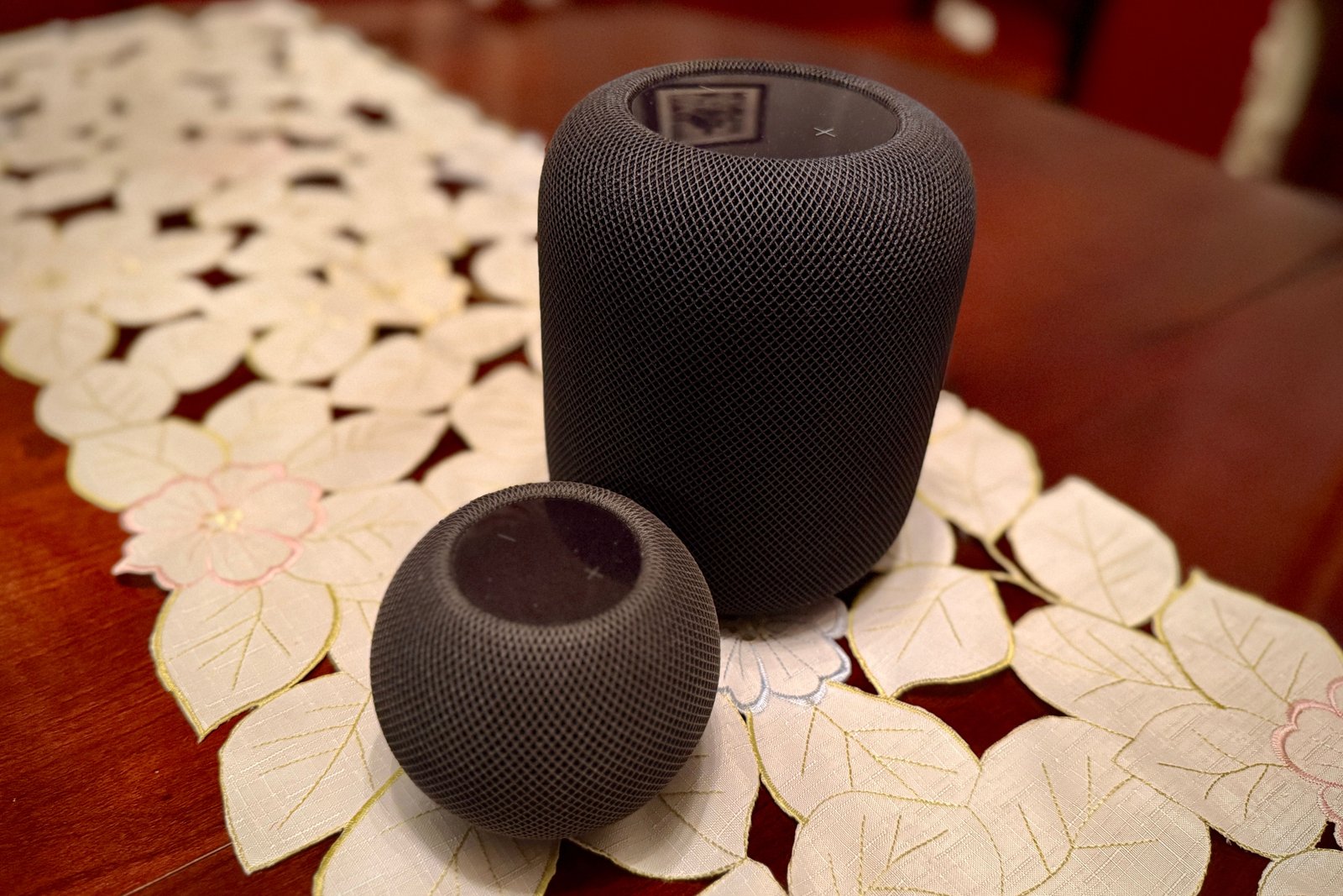 Le haut d'un homepod noir et de Homepod Mini.