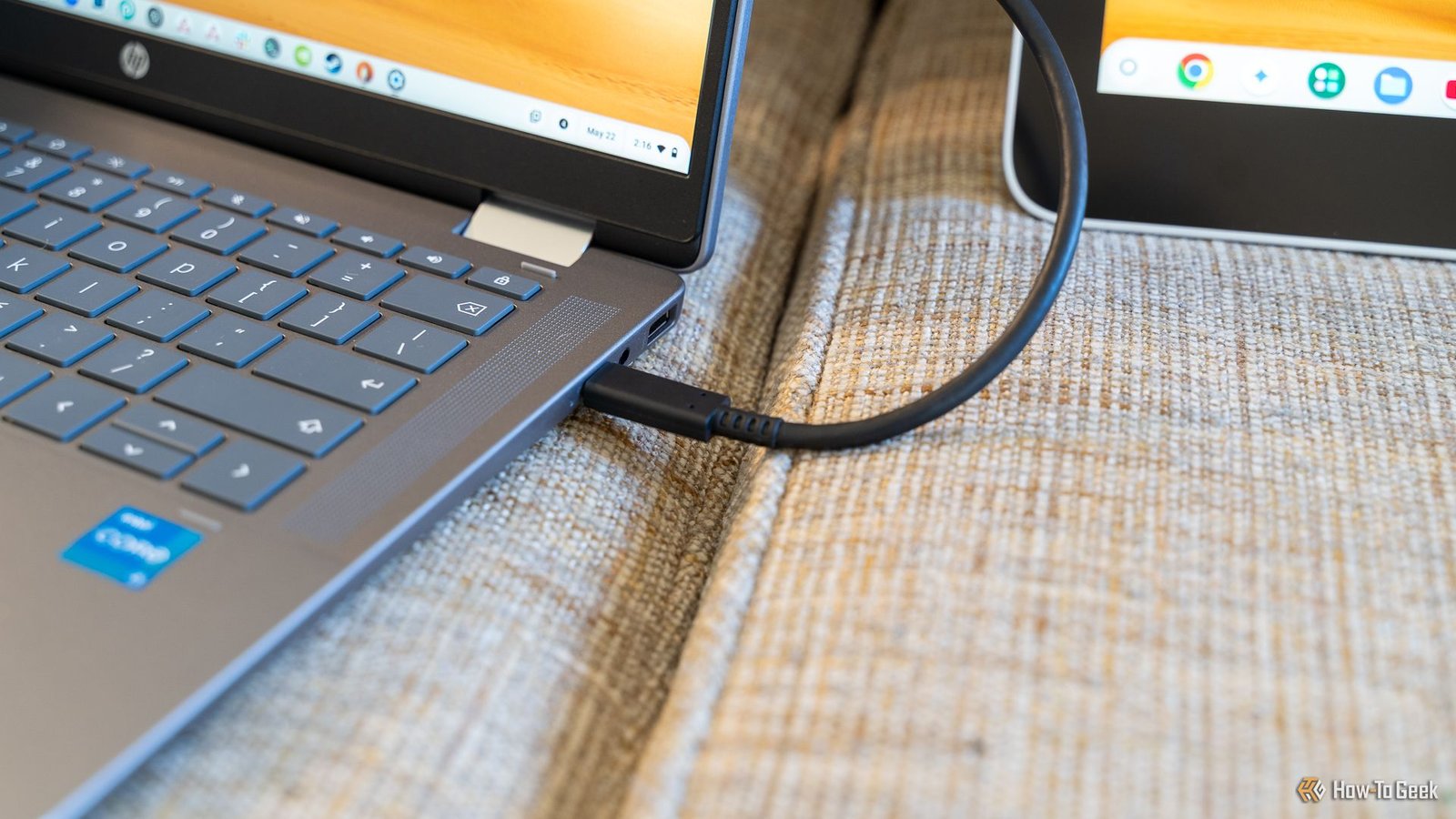 Un câble USB-C connecté à la fois à une tablette Chromebook et Wacom Drawing.