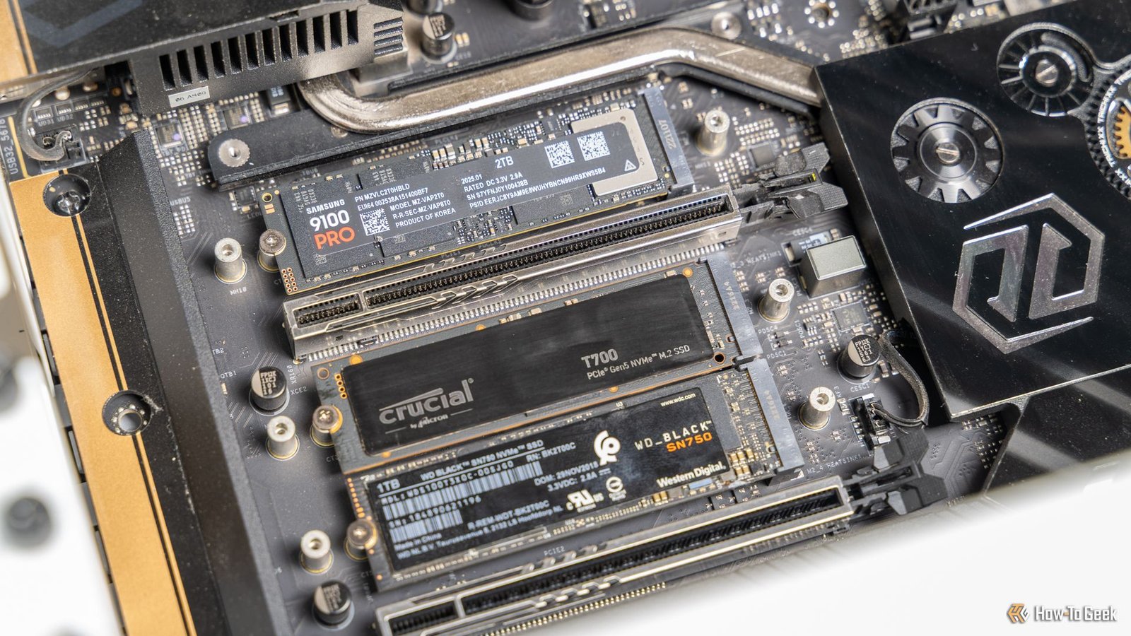 Le SAMSUNG 9100 Pro NVME SSD a été installé dans une carte mère avec d'autres disques M.2.