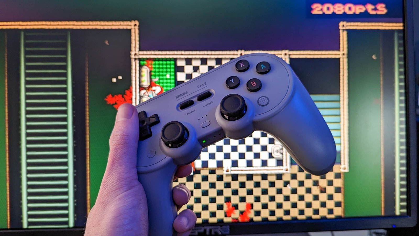 Contrôleur sans fil 8Bitdo Pro 2 avec un moniteur d'ordinateur