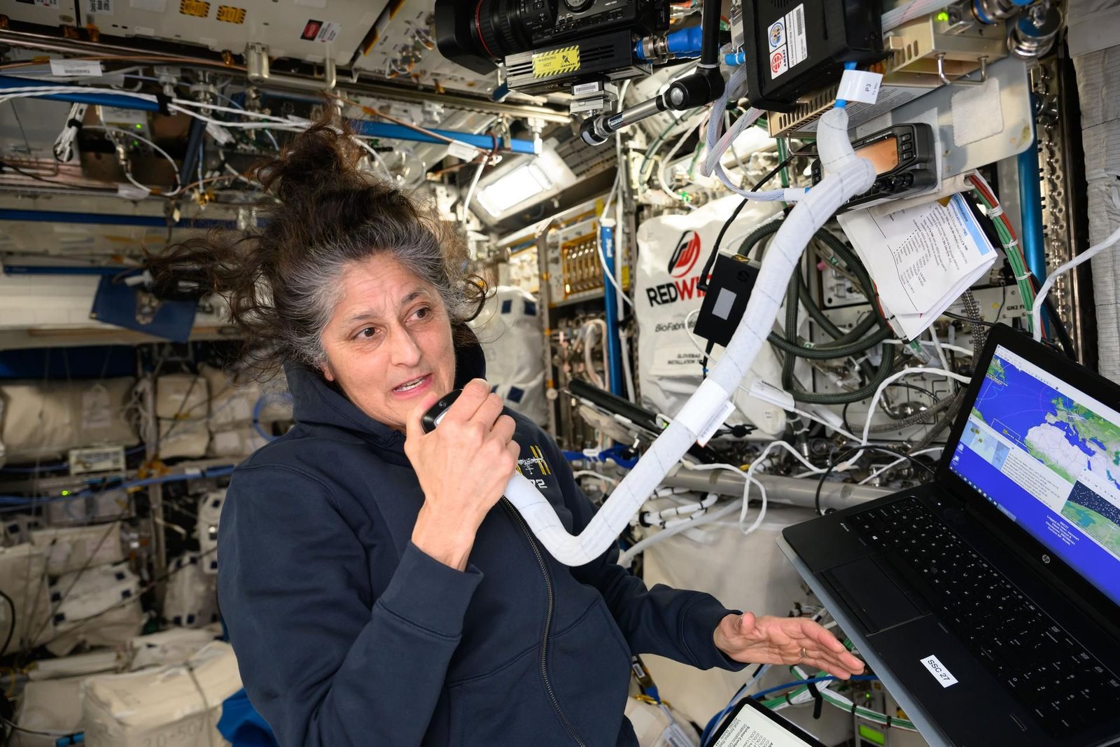 Un astronaute à bord de l'ISS utilisant la radio amateur pour communiquer.