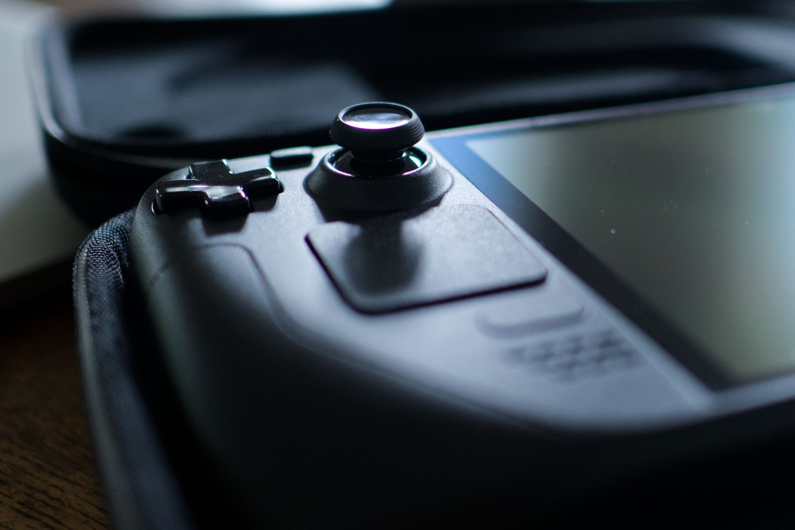 Steam Deck Oled dans son cas avec le joystick gauche dans le foyer.