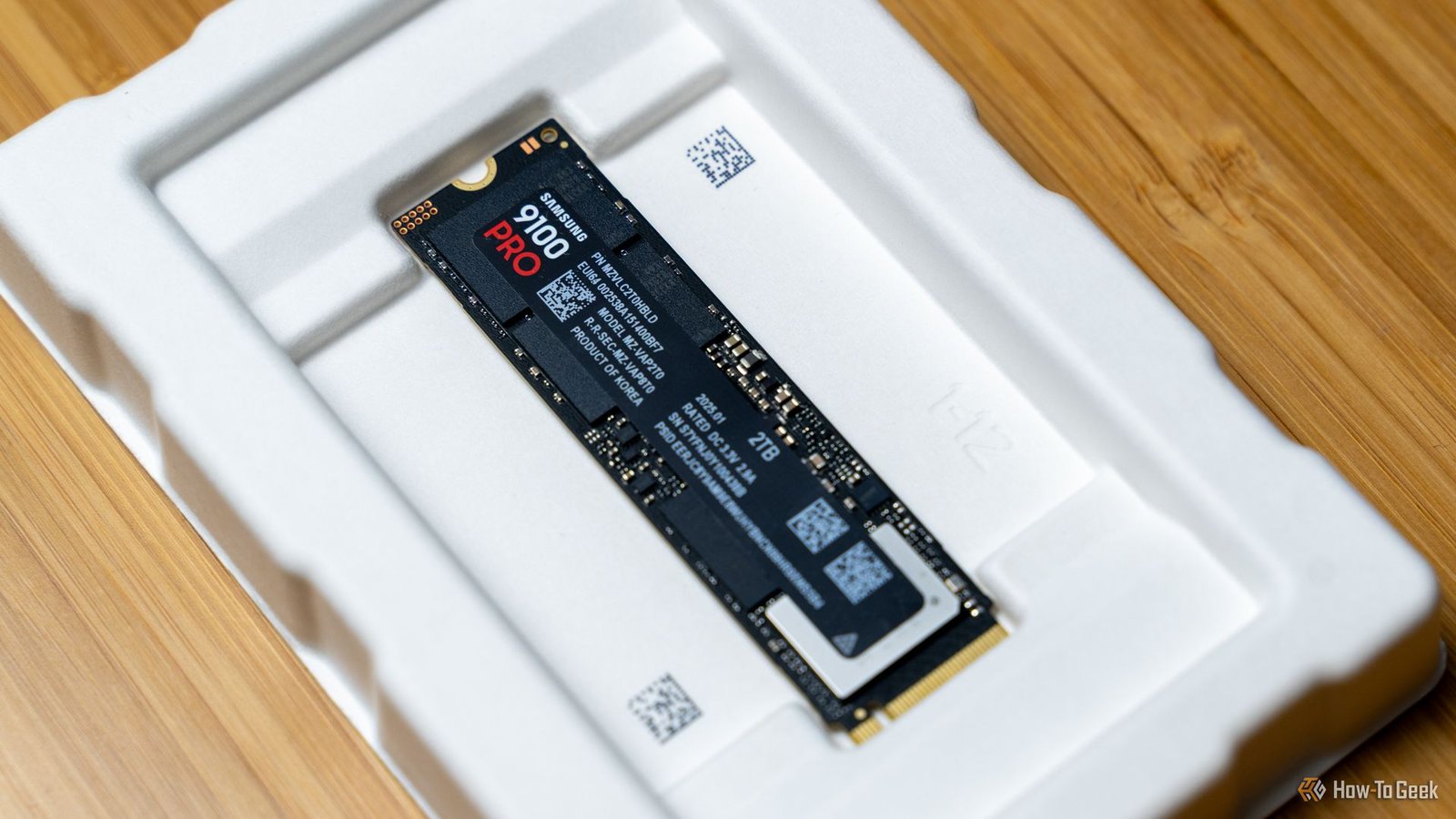 Le SAMSUNG 9100 Pro NVME SSD assis dans sa boîte.