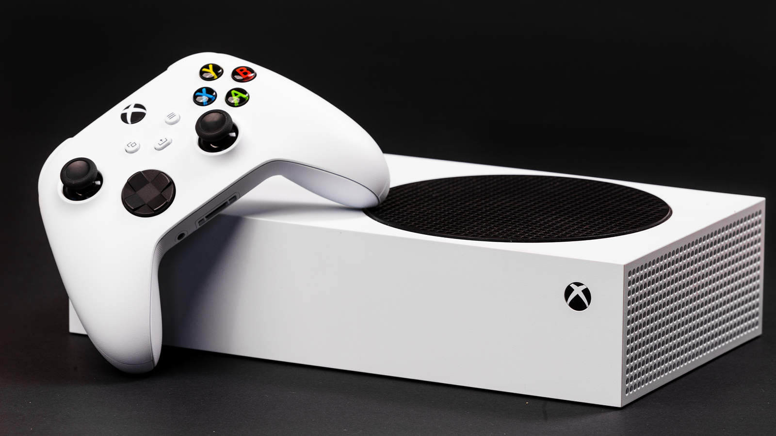 Une série Xbox s'est placée horizontalement avec un contrôleur de série Xbox reposant dessus. 