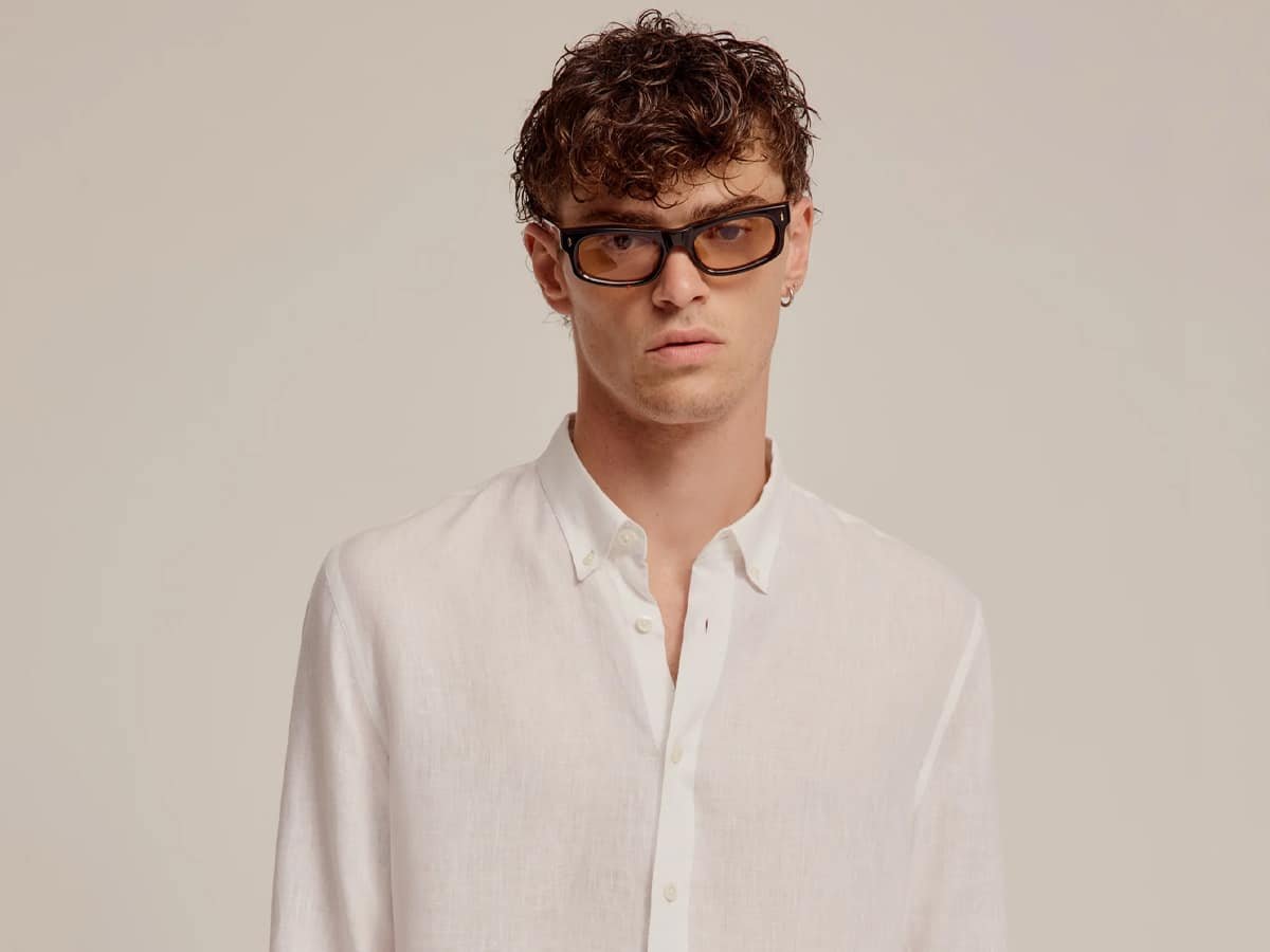 Modèle masculin dans une chemise à manches longues blanches