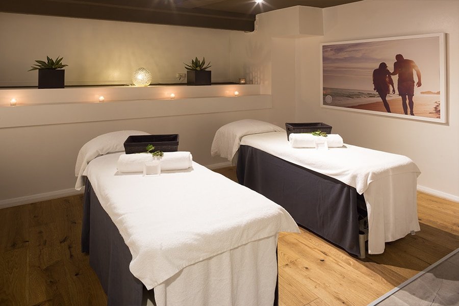 Salle de massage avec deux lits simples