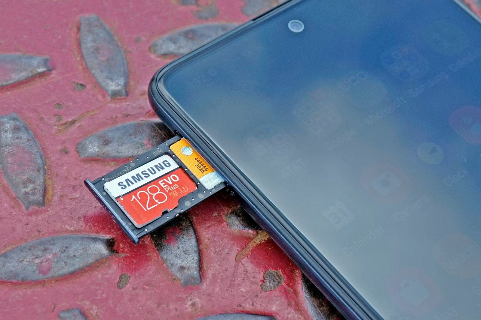 carte microSD dans un téléphone.
