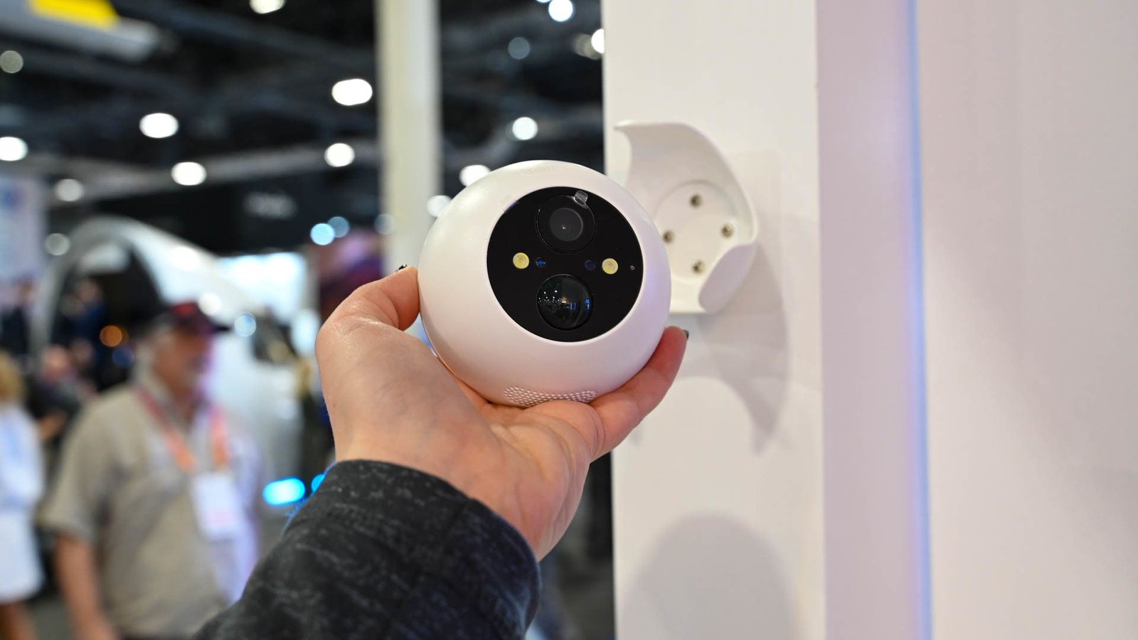 Personne tenant la coton de commutateur en plein air came