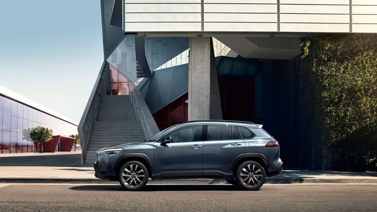 Profil latéral photo d'un hybride Corolla Cross 2025