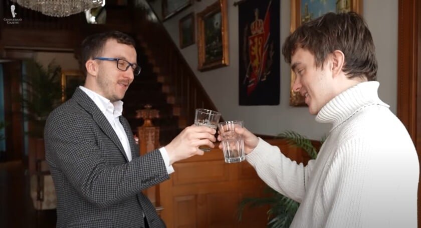 Chris et Graham Toast avec des verres d'eau