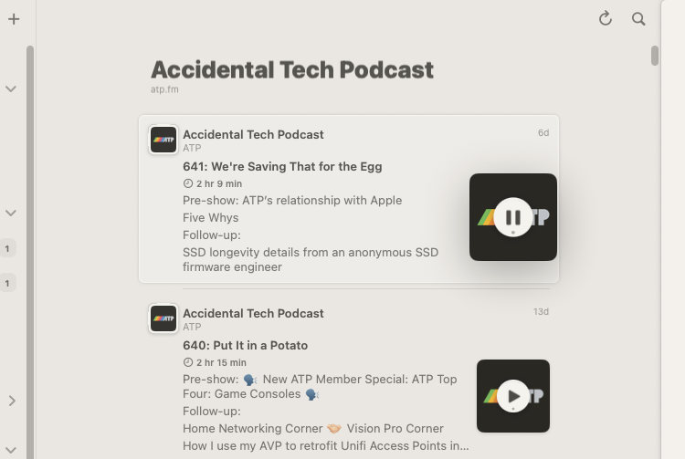 Un client RSS affichant un flux de podcast avec deux épisodes en vue, le plus récent jouant.