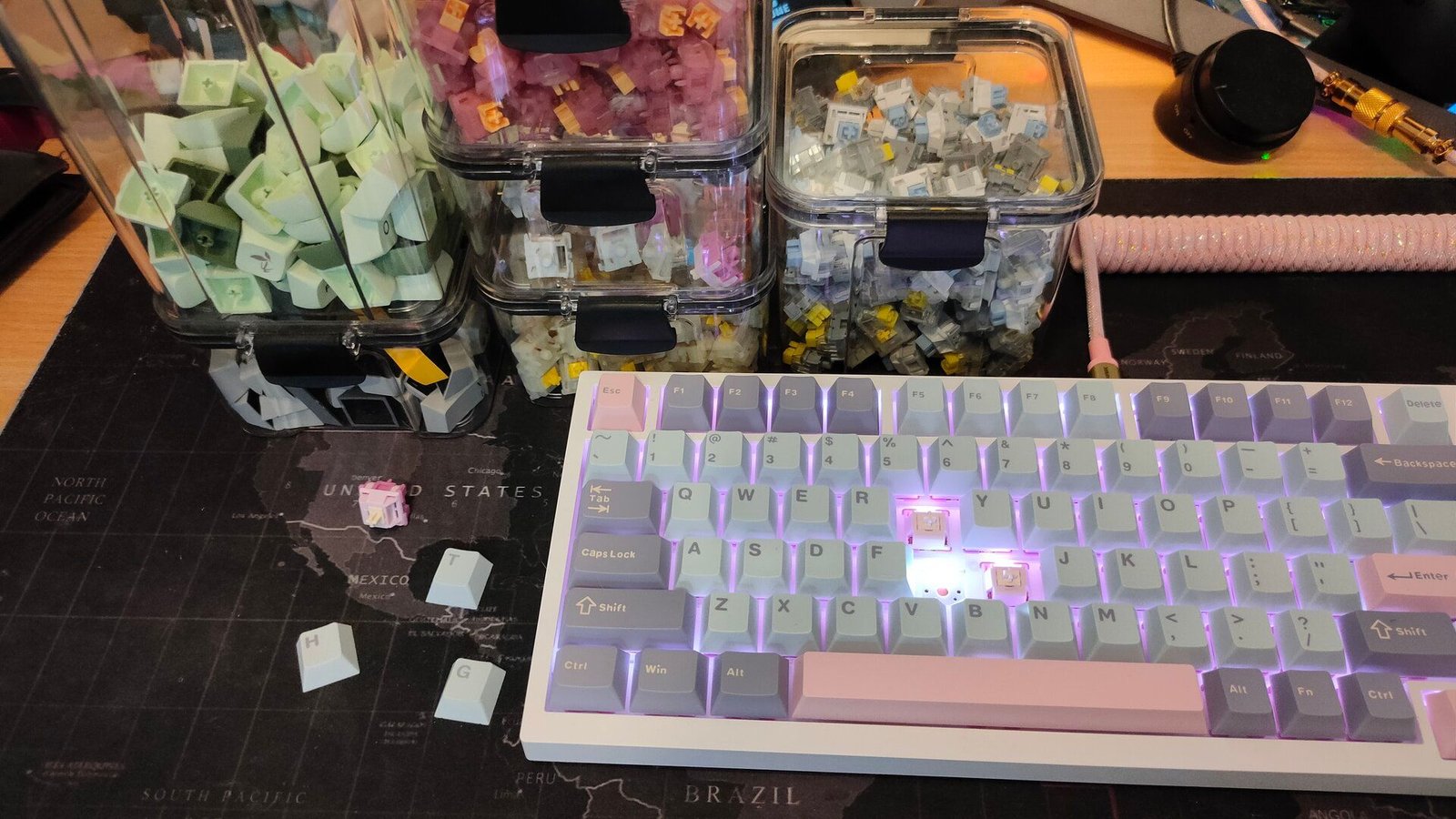 Un clavier personnalisé avec des touches et des commutateurs dans des boîtes transparentes à l'arrière.