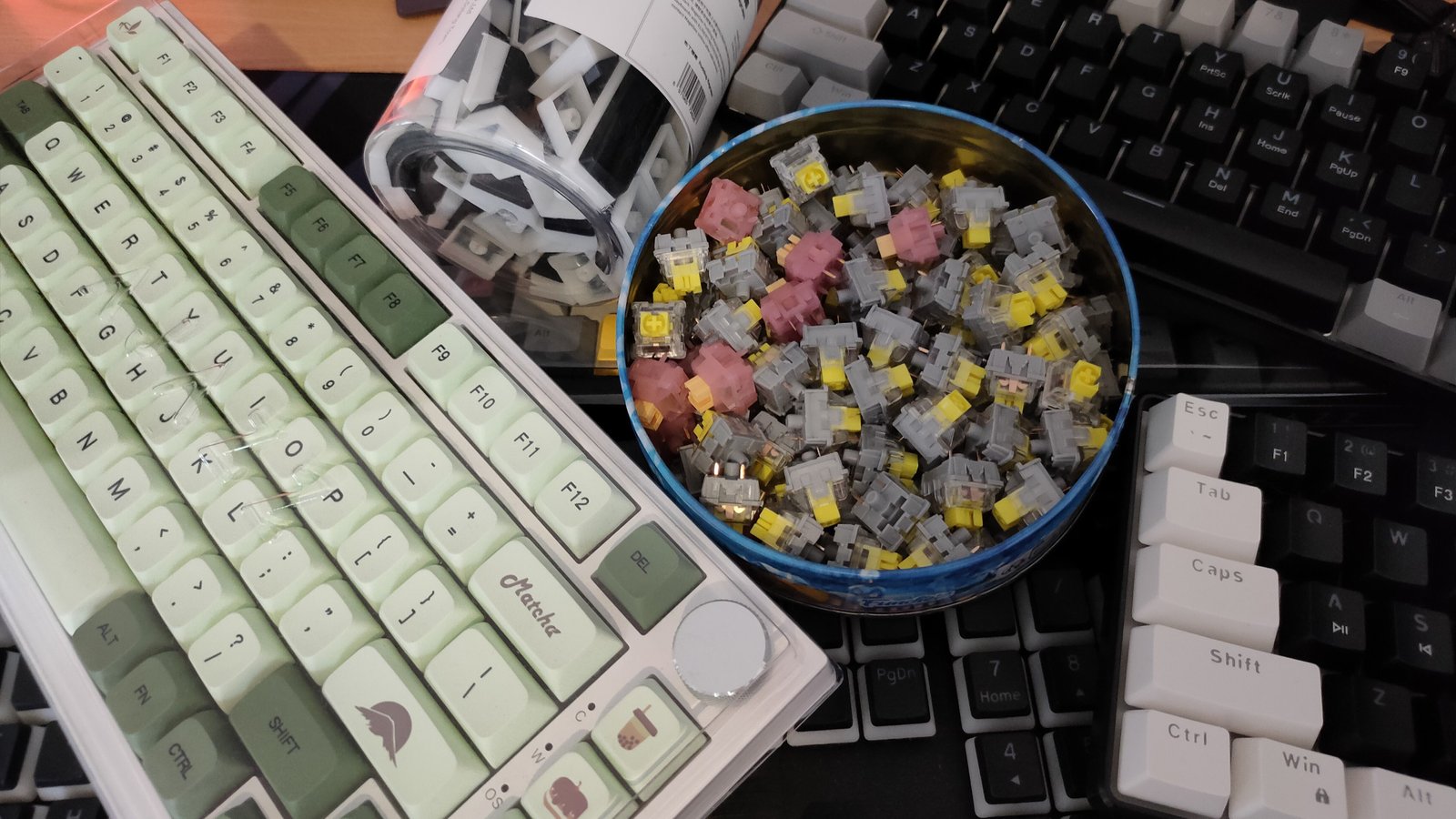 Plusieurs claviers, interrupteurs de clavier mécaniques et touchés à partir de TEMU sur un bureau.