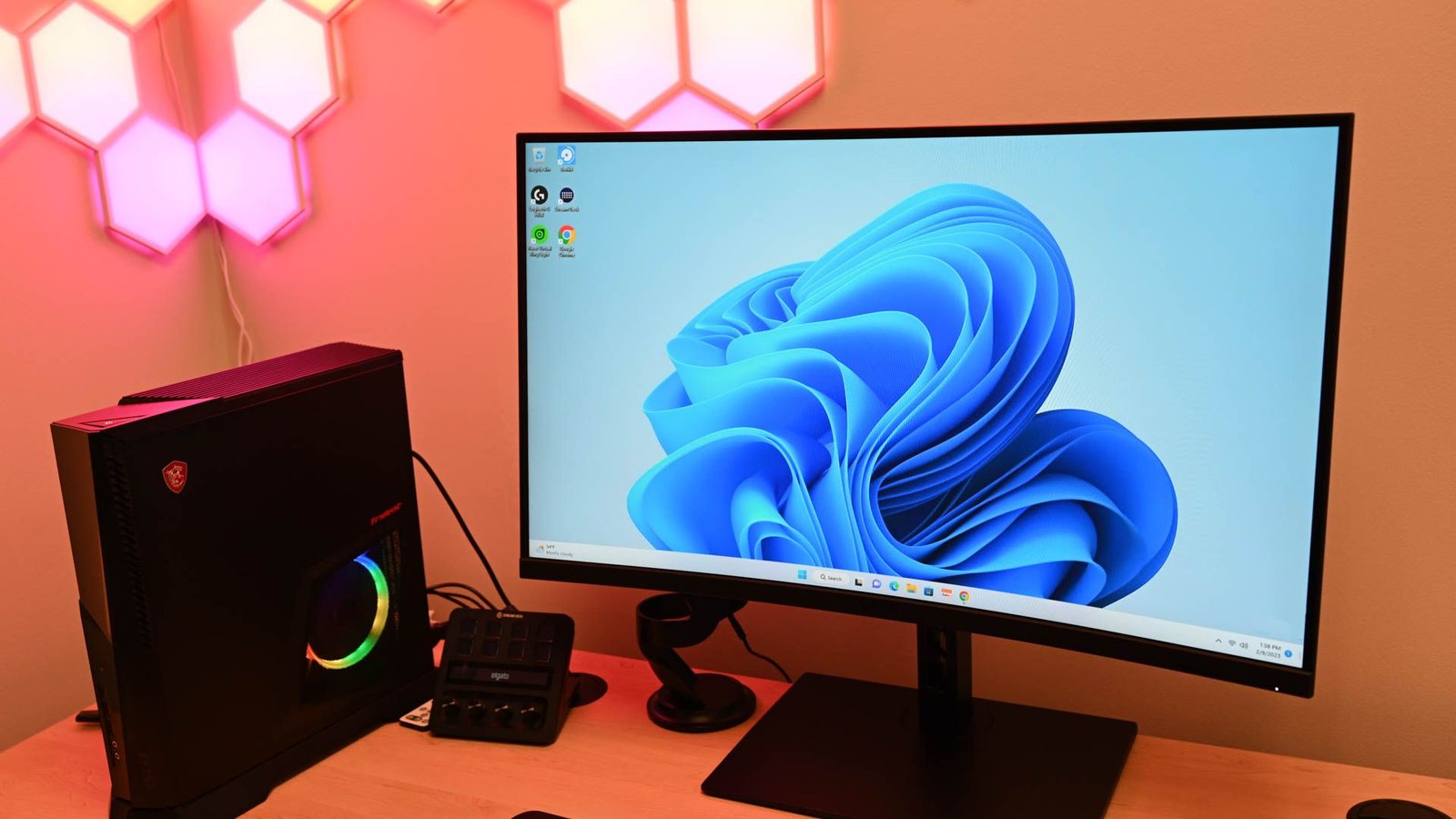 Un PC Windows 11 avec des lumières LED derrière.