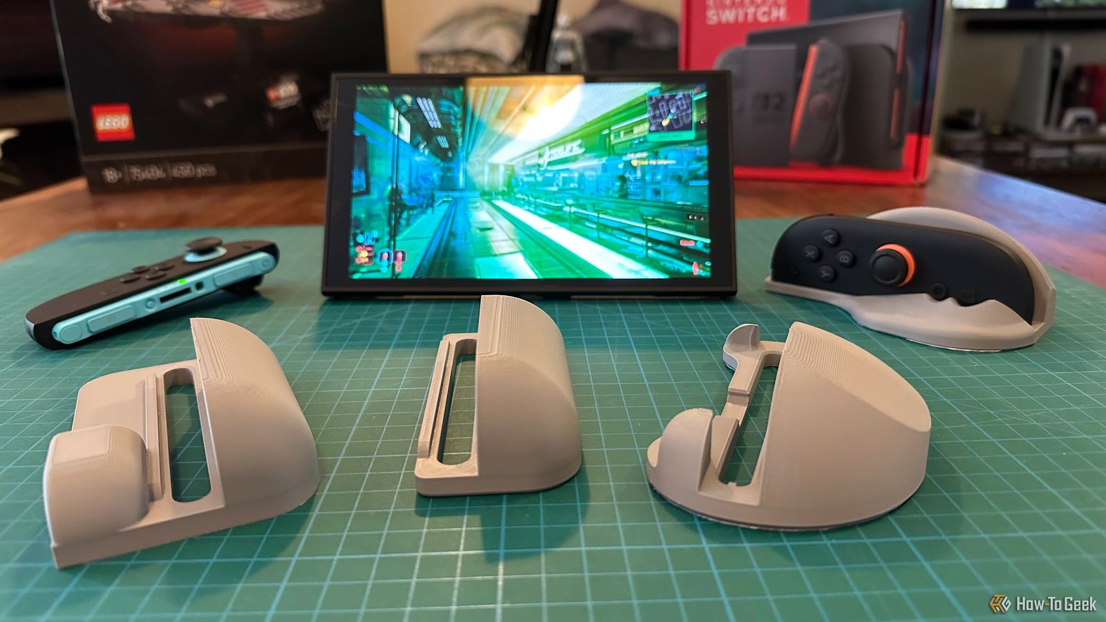 Un commutateur 2 entouré de coquilles de souris imprimées en 3D.