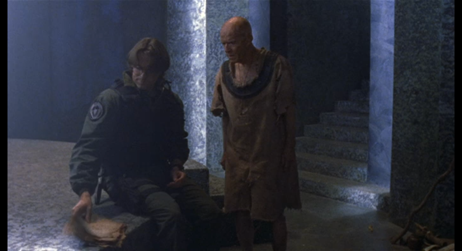 Jackson et le vieil homme regardent ses notes dans Stargate SG-1.