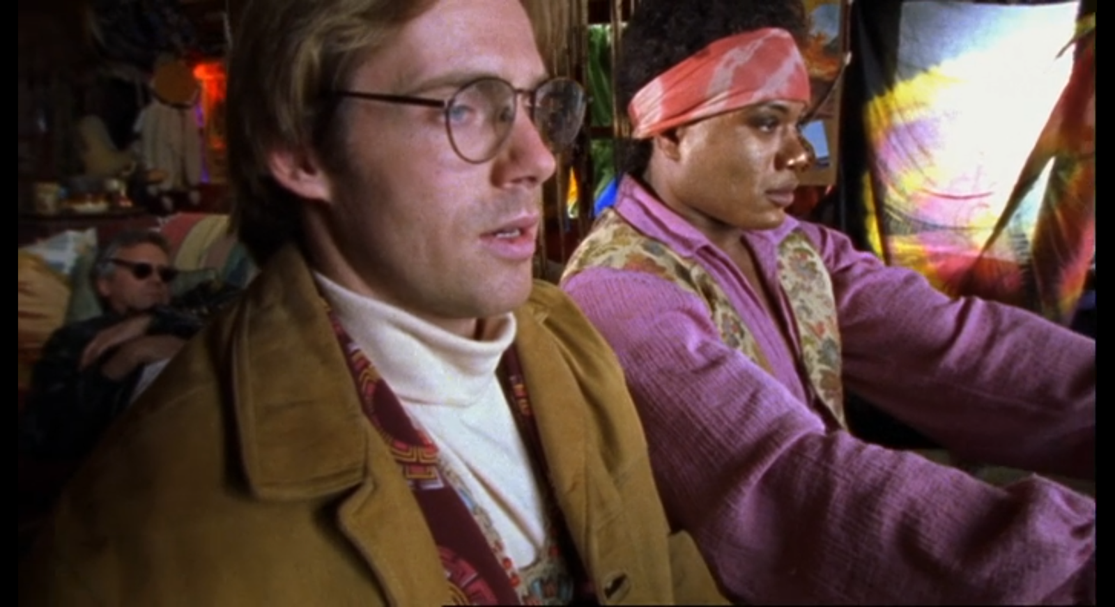 Teal'c et Jackson de SG-1 dans les vêtements des années 60.