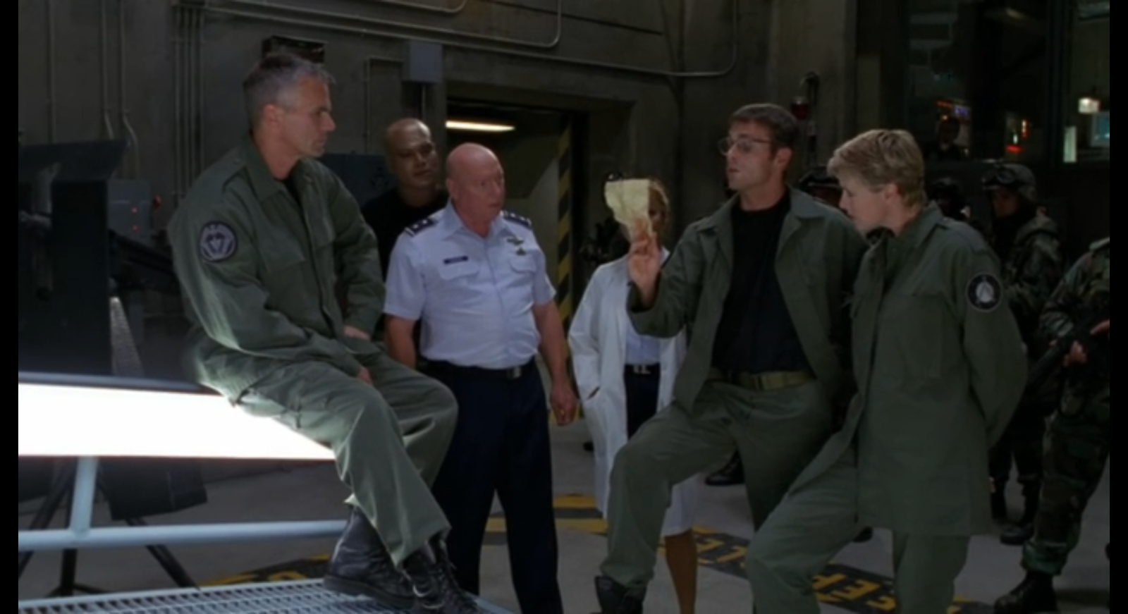 Daniel Jackson de SG-1 examine une note du futur.