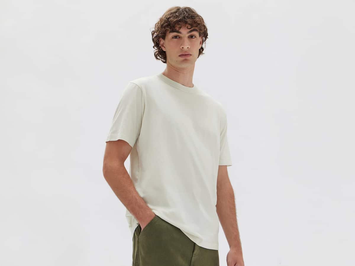 Modèle masculin dans une chemise blanche et un short vert
