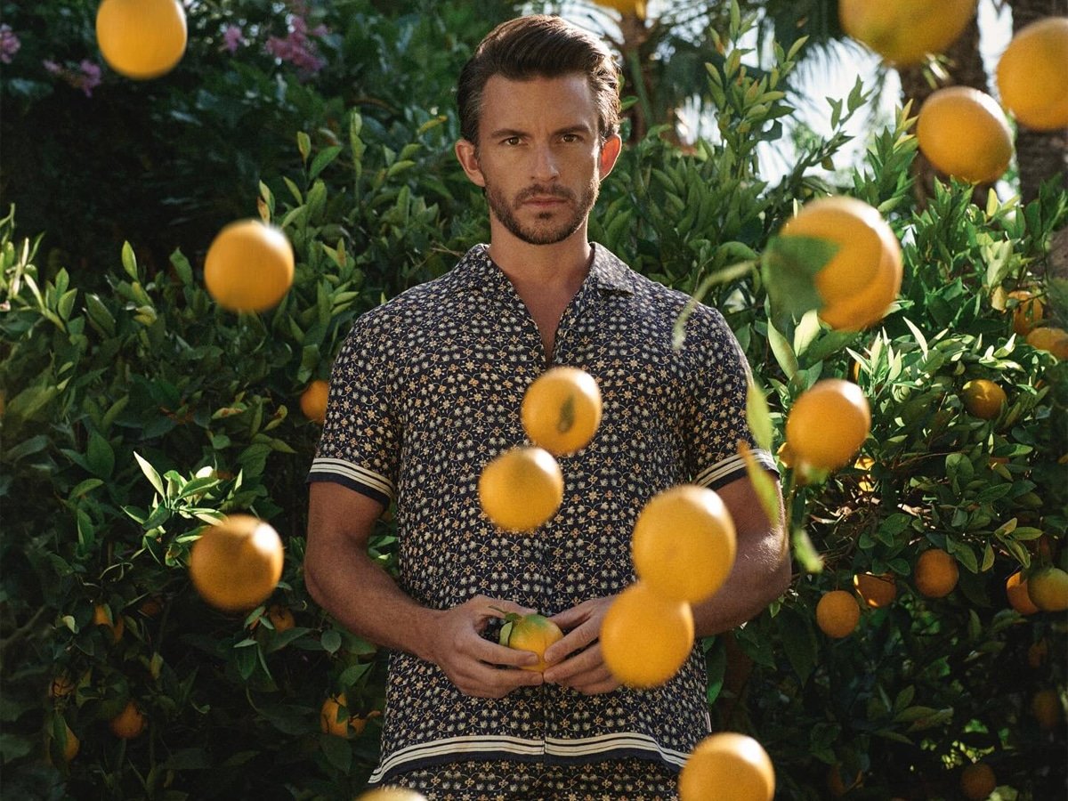 Jonathan Bailey dans une chemise imprimée et un short