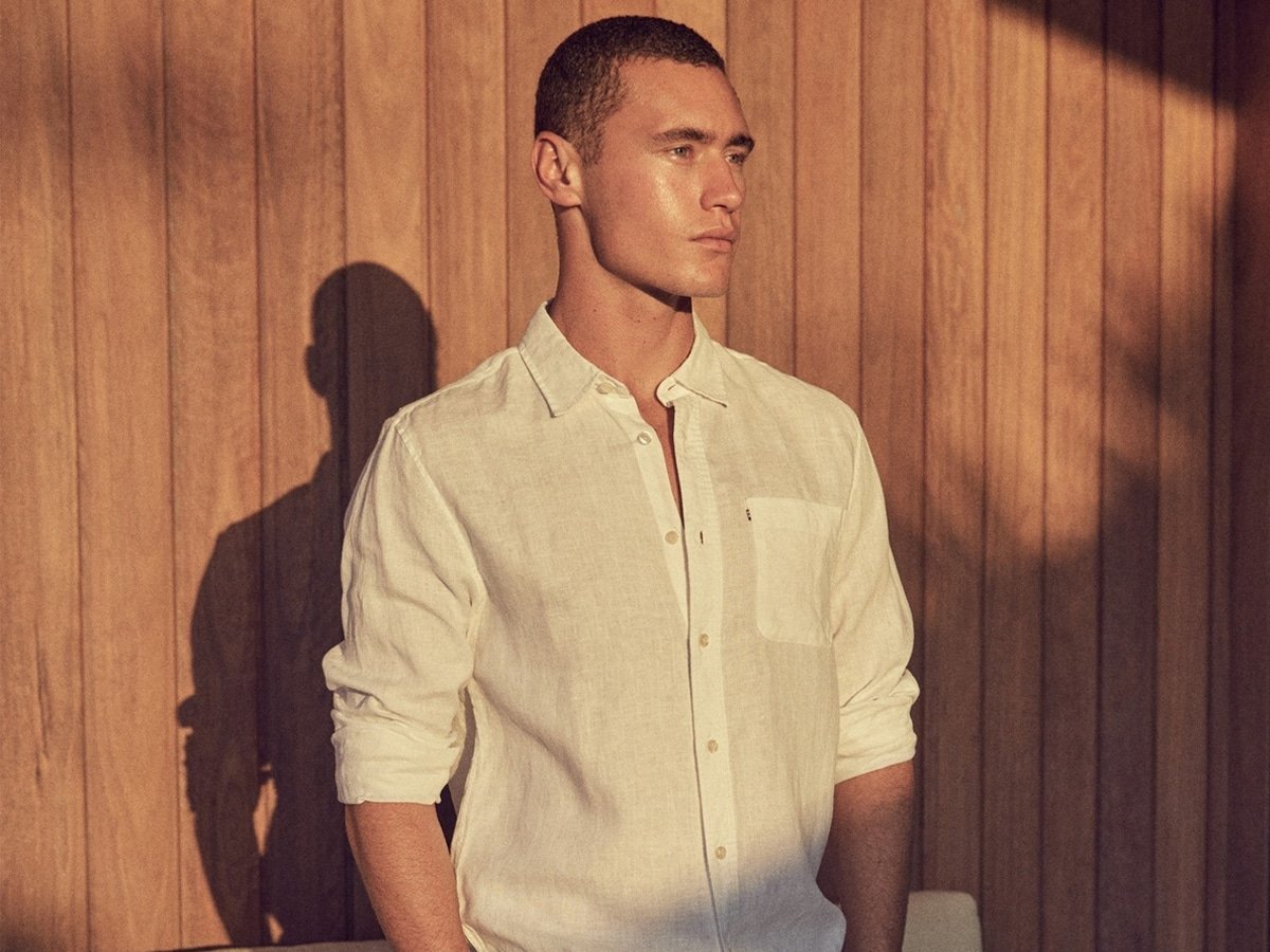 Modèle masculin dans une chemise à manches longues blanches