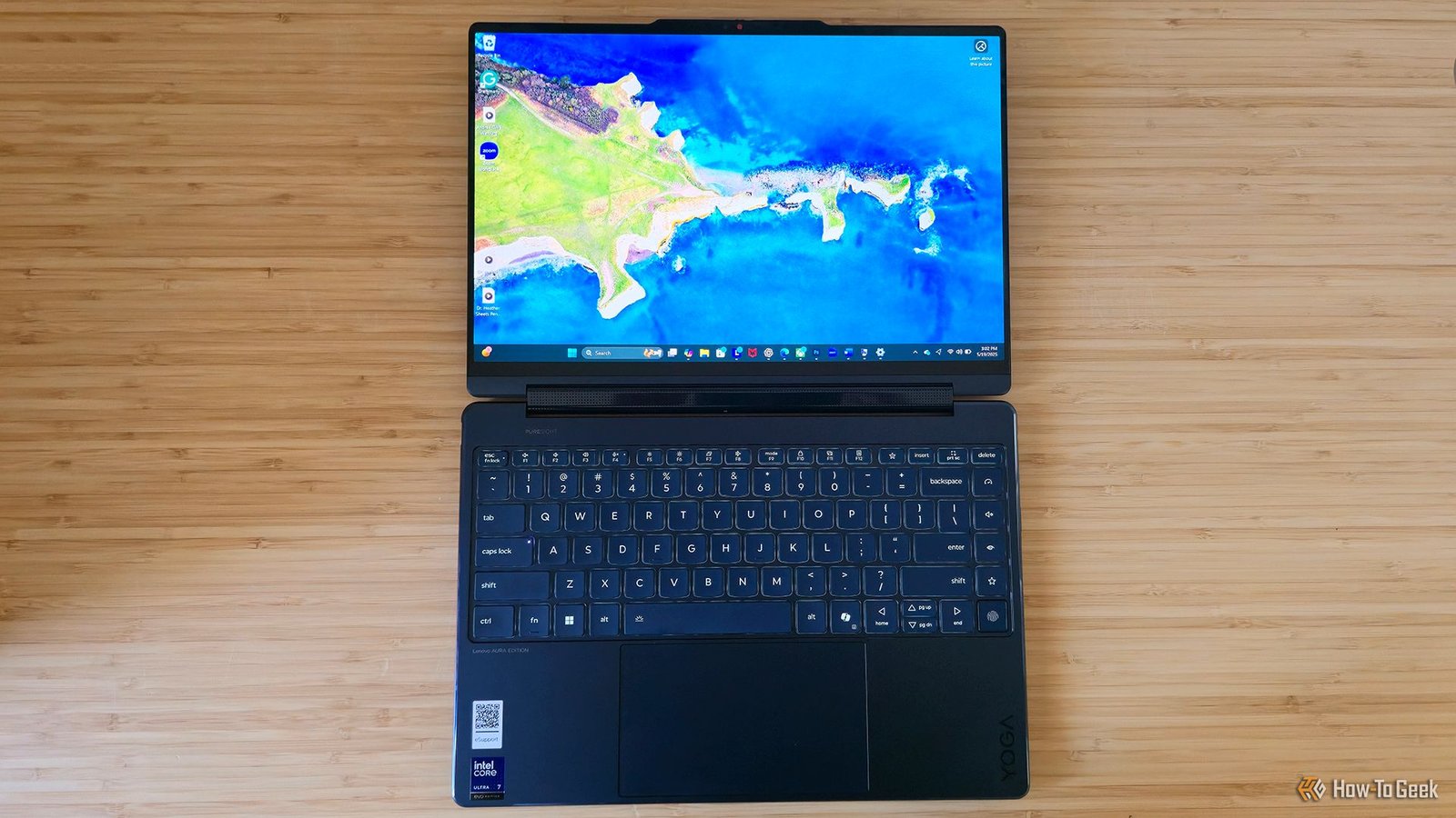 L'ordinateur portable Lenovo Yoga 9i 2-in1 Gen10 allongé à plat sur un bureau.