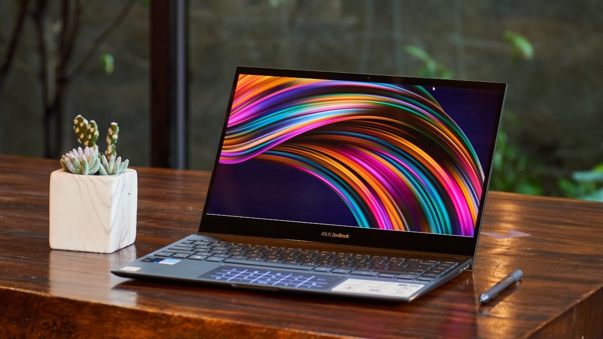 Un ordinateur portable ASUS ZenBook Flip 13 UX363 avec écran OLED.