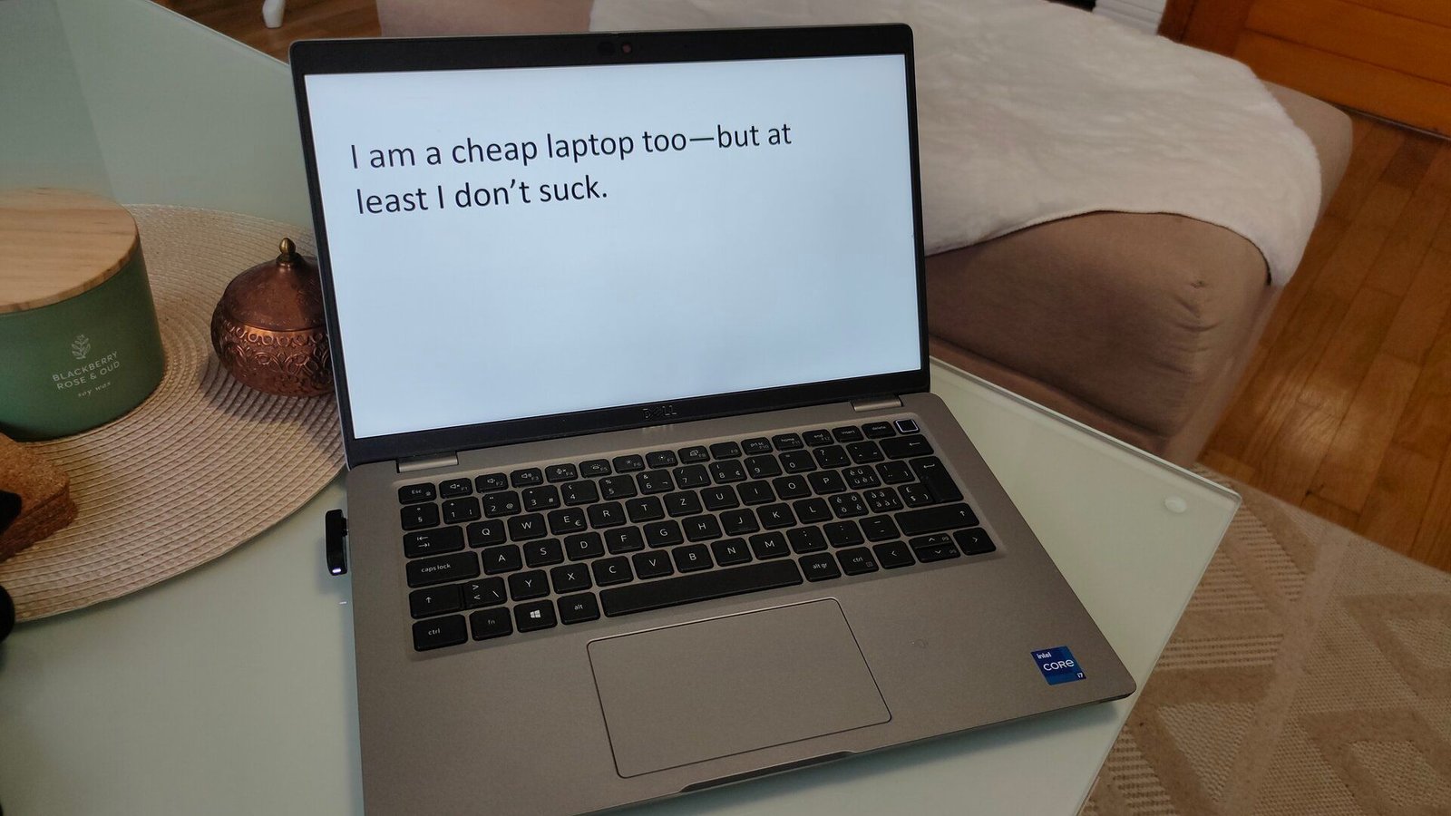 Un ordinateur portable Dell Latitude 5420 sur un bureau.