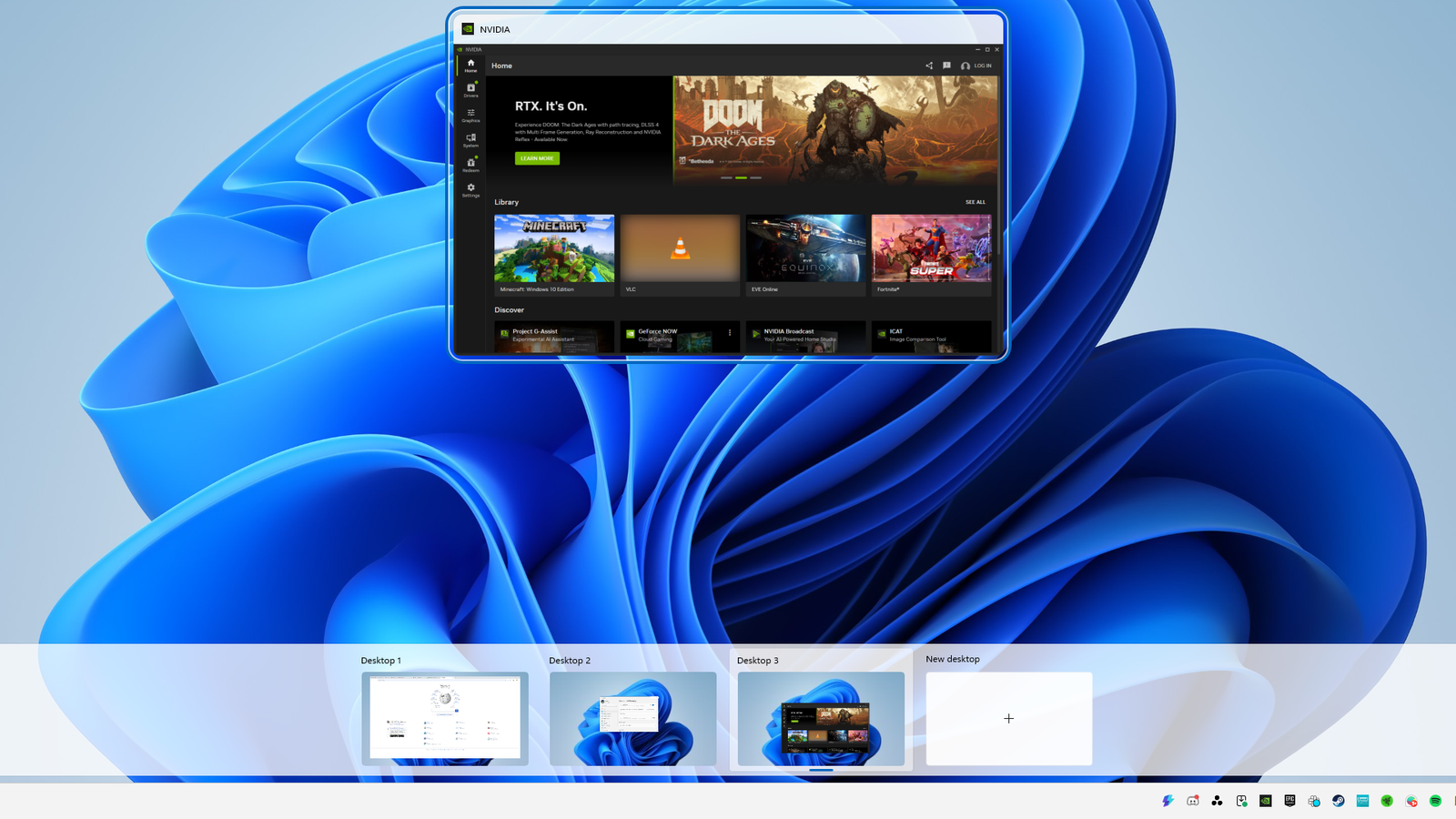 Plusieurs applications s'ouvrent sur des ordinateurs de bureau virtuels. 