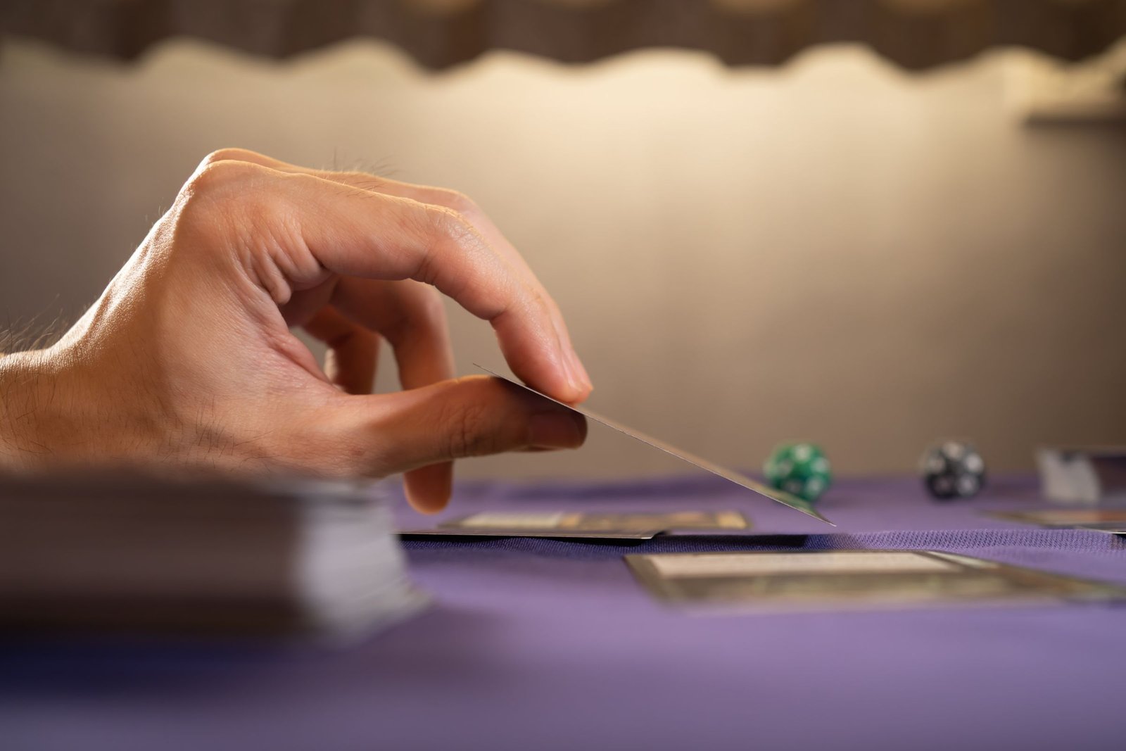 Jouer à un jeu de cartes de trading physique sur une table.