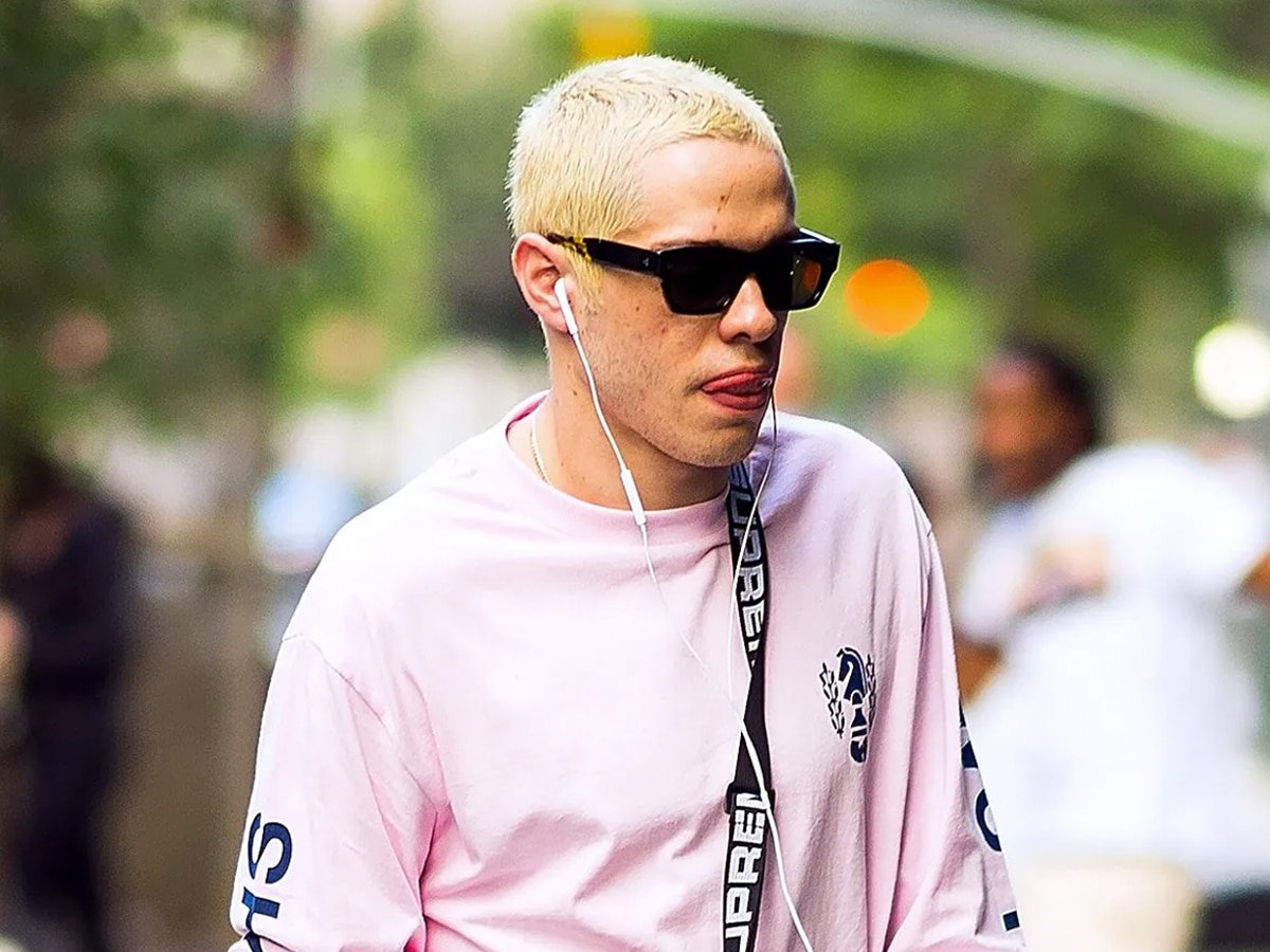 Pete Davidson avec des cheveux blanchis