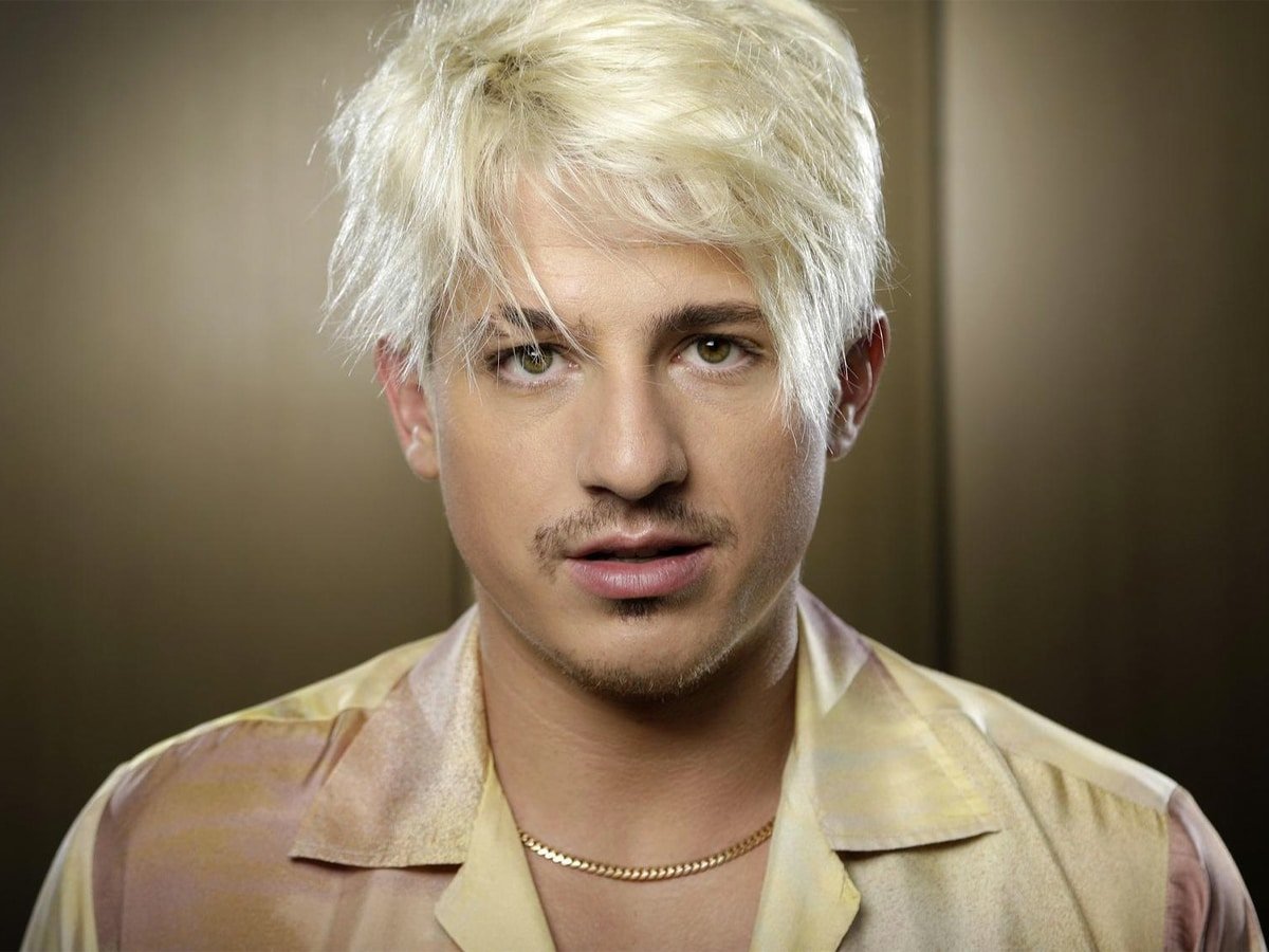 Charlie Puth avec des cheveux blanchis