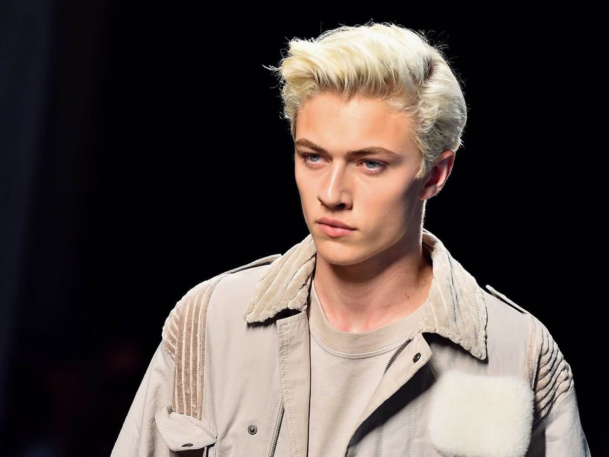 Smith bleu chanceux avec des cheveux blanchis