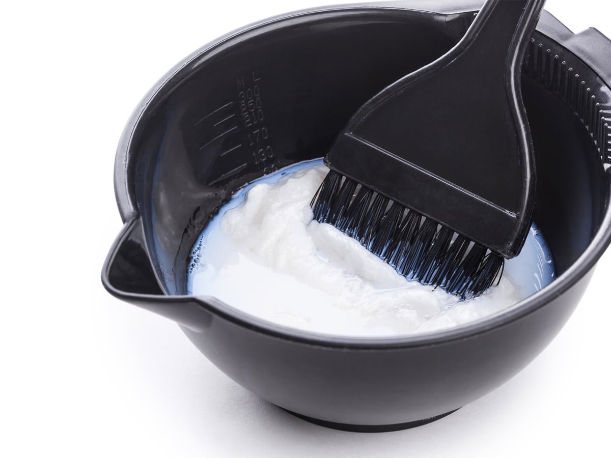 Bol avec du peroxyde et des brosses