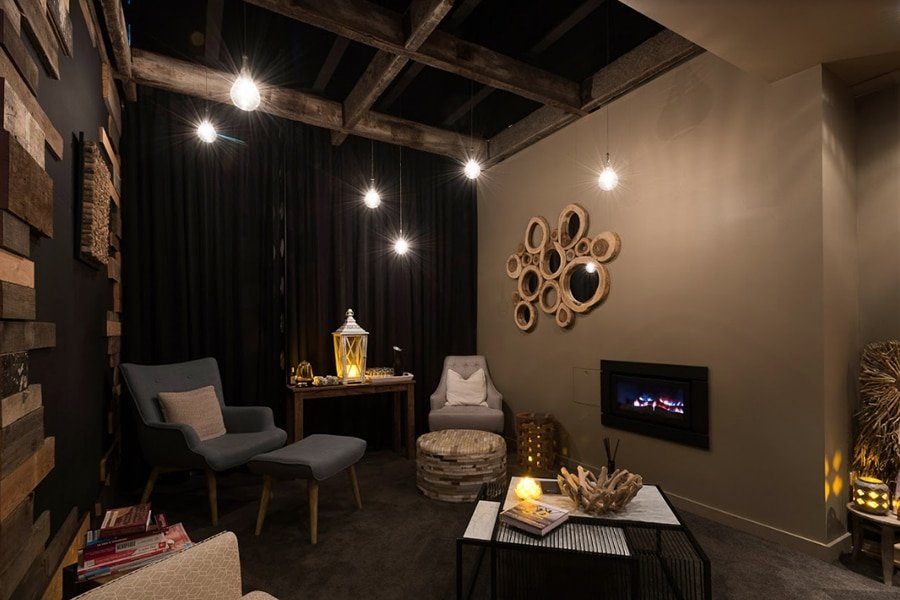 salon brun avec chaises et télévision