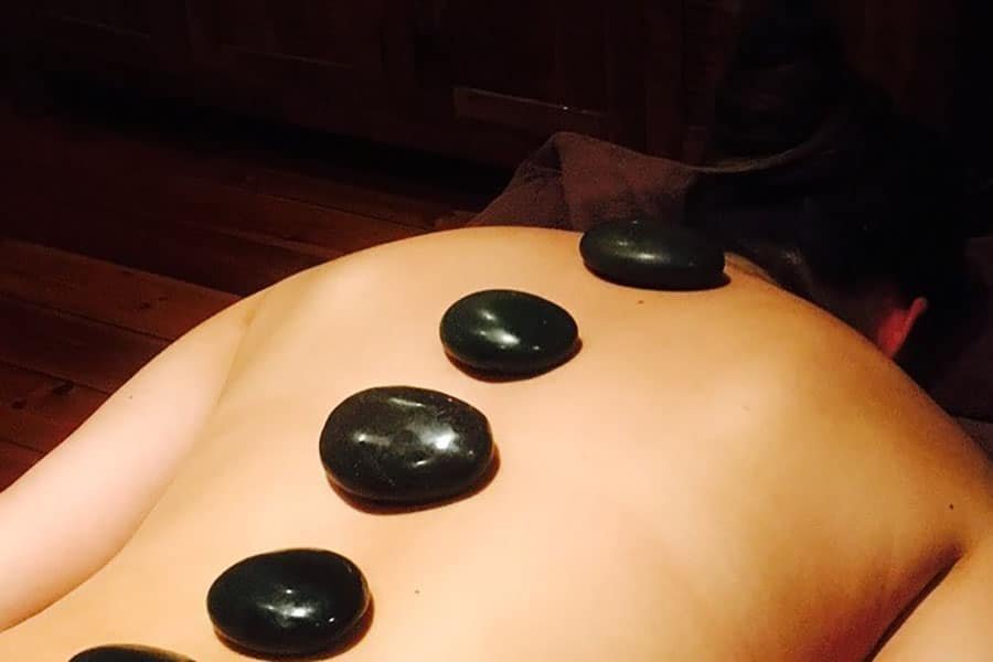 Roches chaudes sur le massage arrière