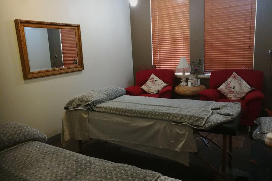 Salle de massage avec lit de massage
