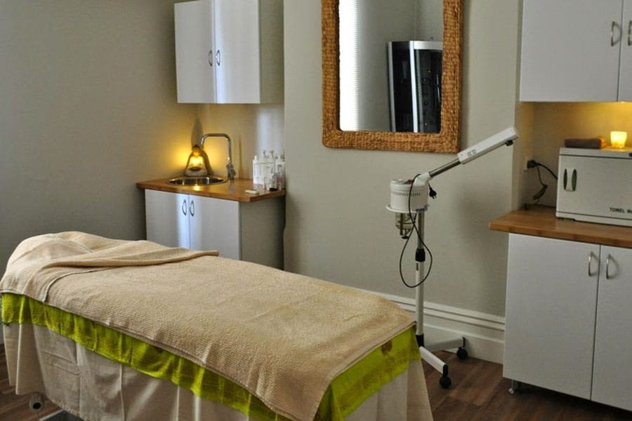 Salle de massage avec lit