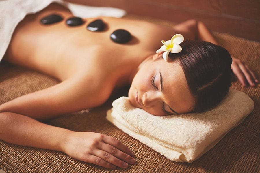 fille allongée avec des rochers chauds
