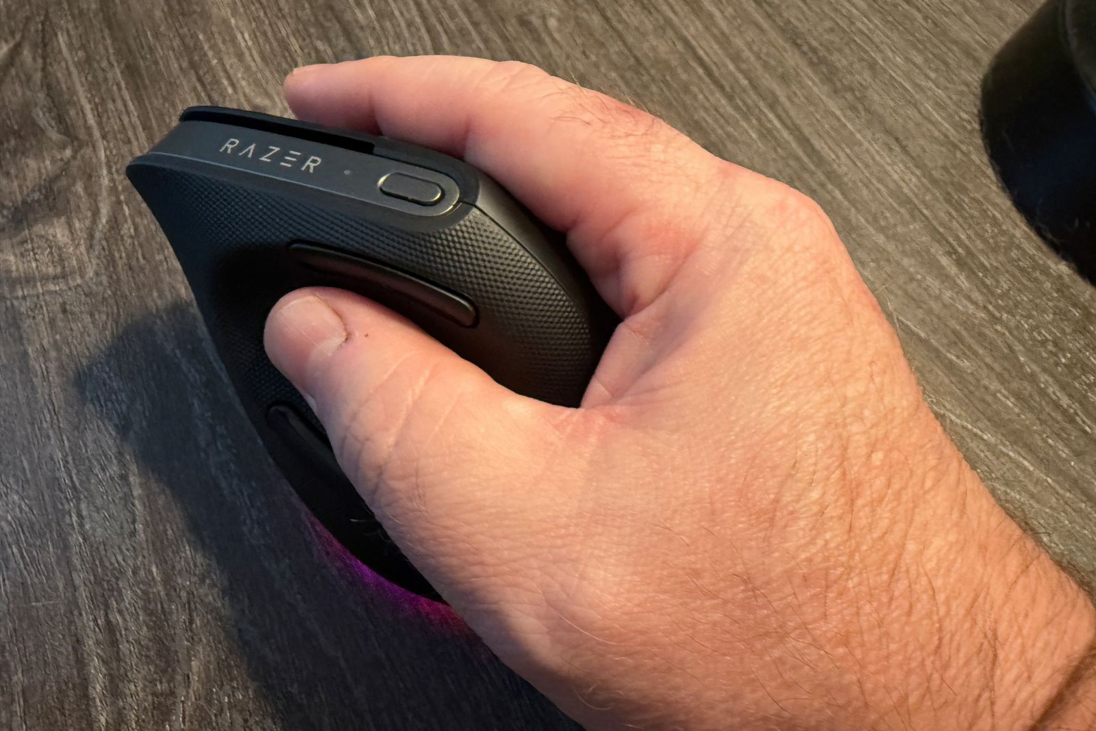 Razer Proclick V2 Vertical Edition en main. 