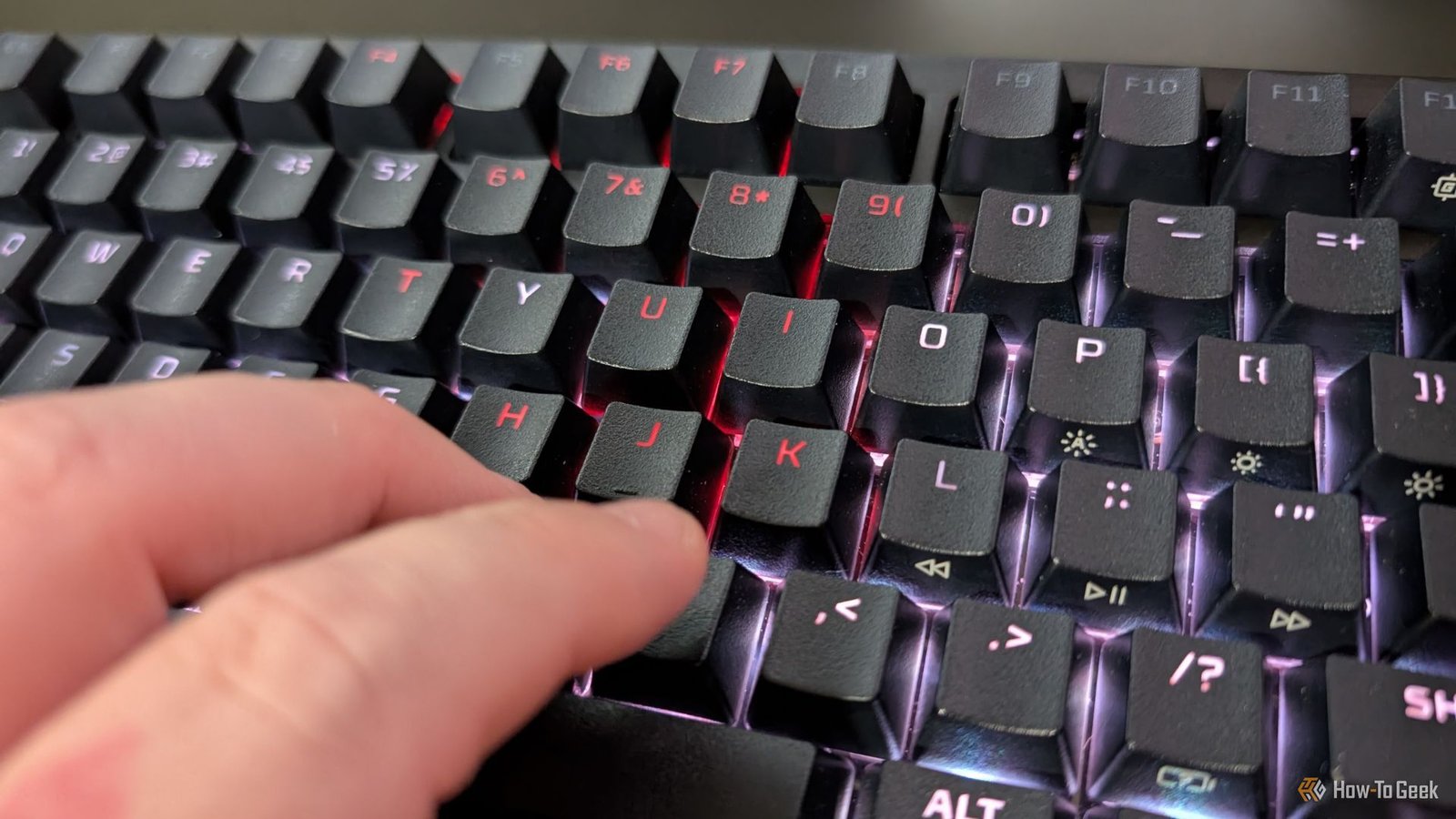 HYPERX ALLIAG RISE 75 montrant un RVB dynamique lorsque les clés se déchaînent.