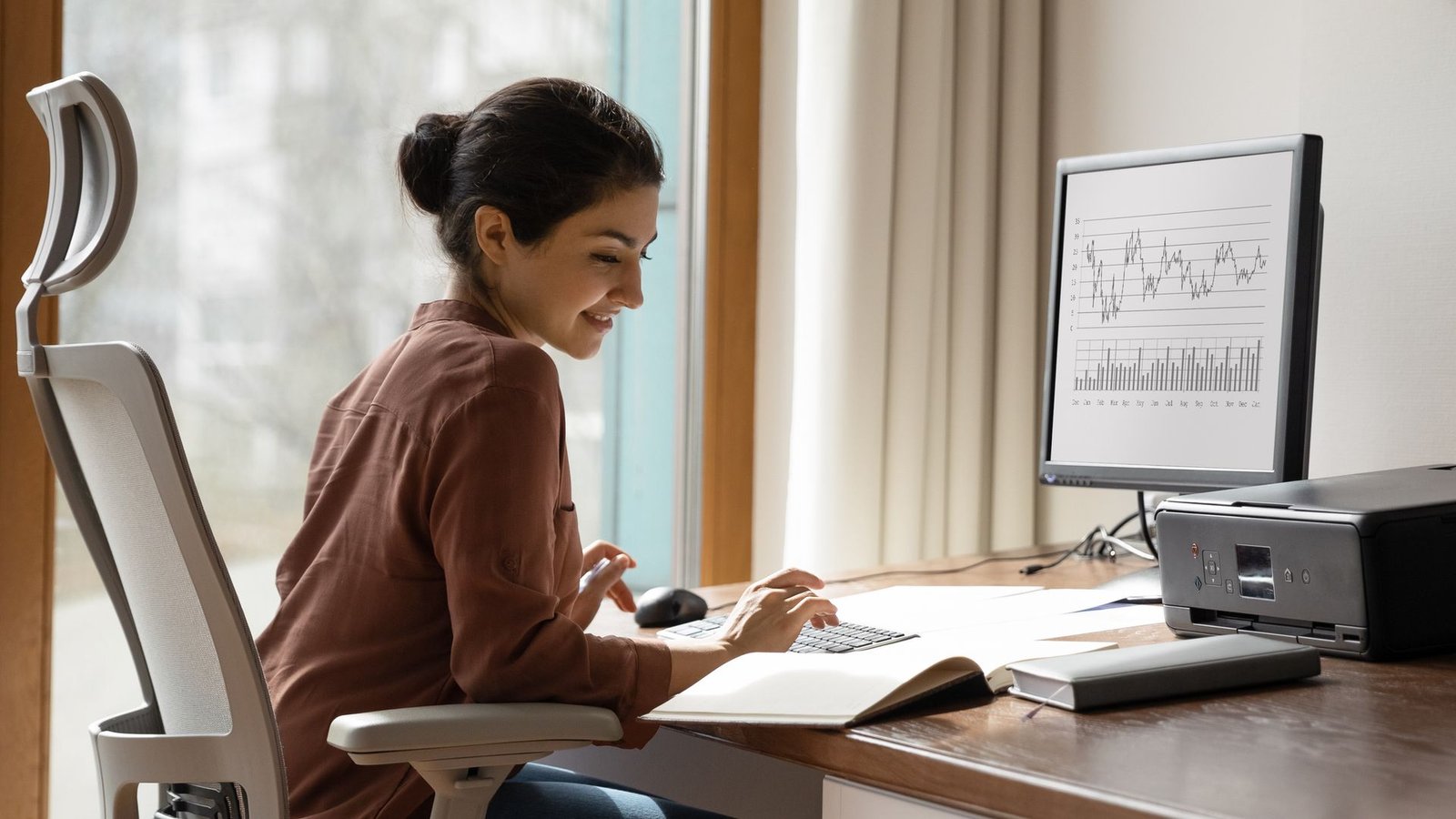 Femme travaillant dans un bureau à domicile.