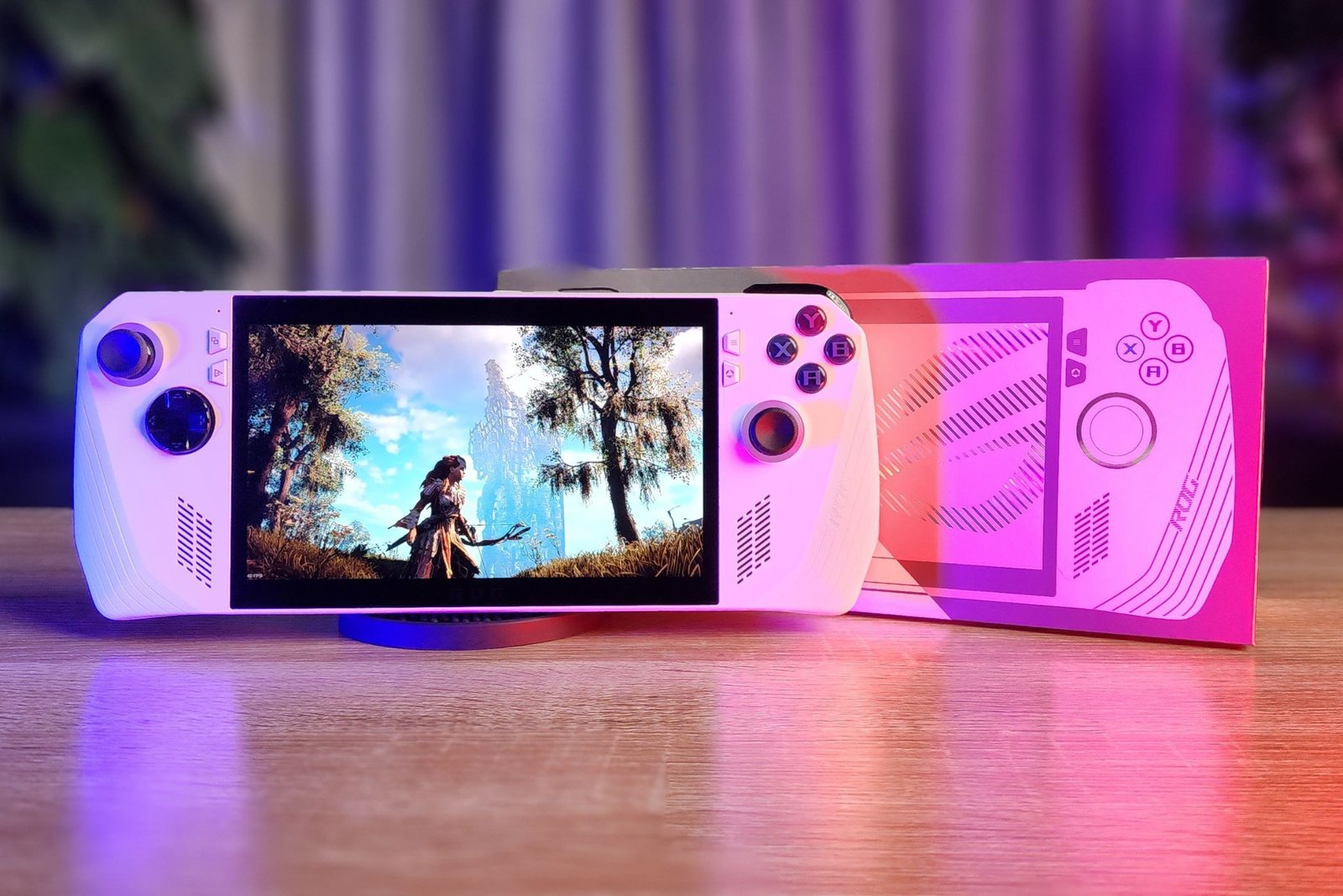 ASUS ROG Ally avec sa boîte montrant Horizon Zero Dawn sur son écran