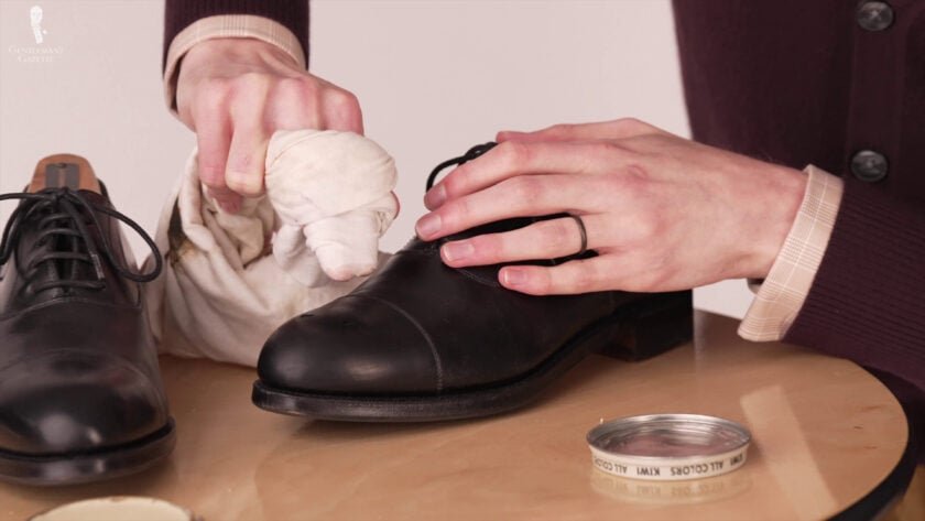 Polier régulièrement vos chaussures et appliquer fréquemment un shiner aidera à donner à vos chaussures une vie plus longue Polier régulièrement vos chaussures et appliquer fréquemment un Shiner aidera à donner à vos chaussures une vie plus longue.