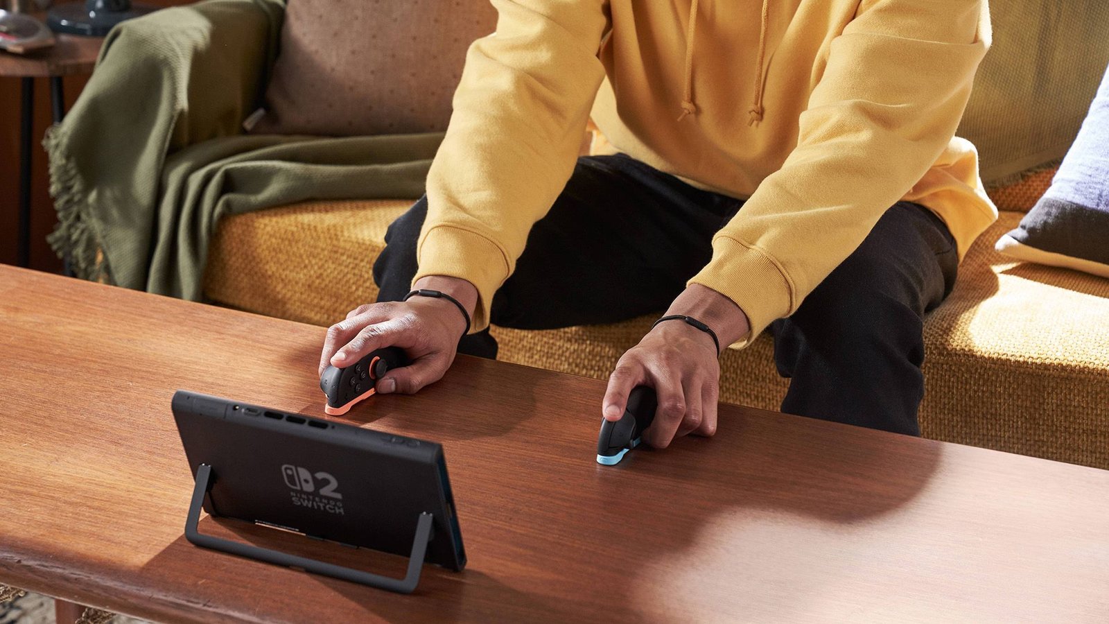 Personne jouant Nintendo Switch 2 en mode double souris