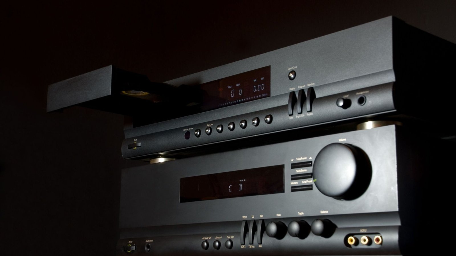 Un système audio en hi-fi de près dans un éclairage de mauvaise humeur.