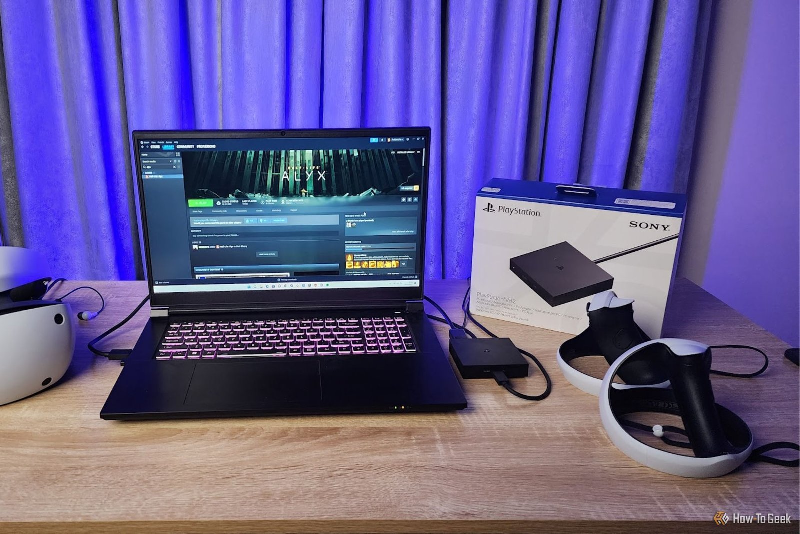 L'adaptateur PS PS PC PC à côté d'un ordinateur portable.