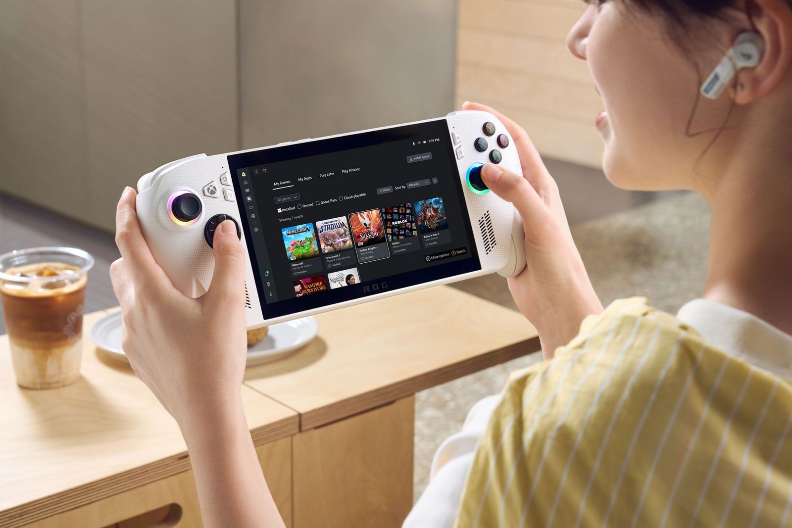 Une image promotionnelle montrant une personne utilisant un allié Xbox Rog x